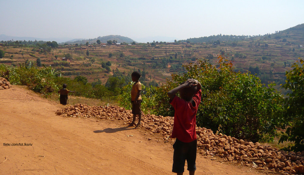 dzieci na drodze w Rwandzie
